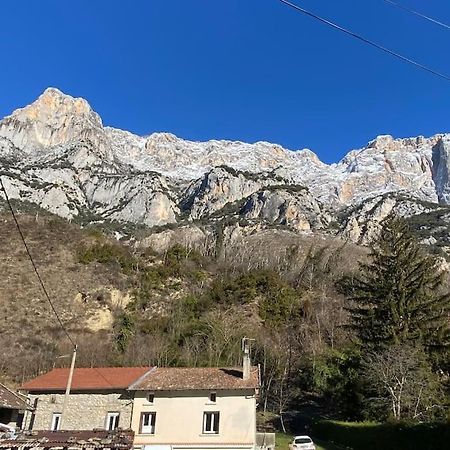 Entre La Montagne Et La Riviere Apartment Sinsat Luaran gambar