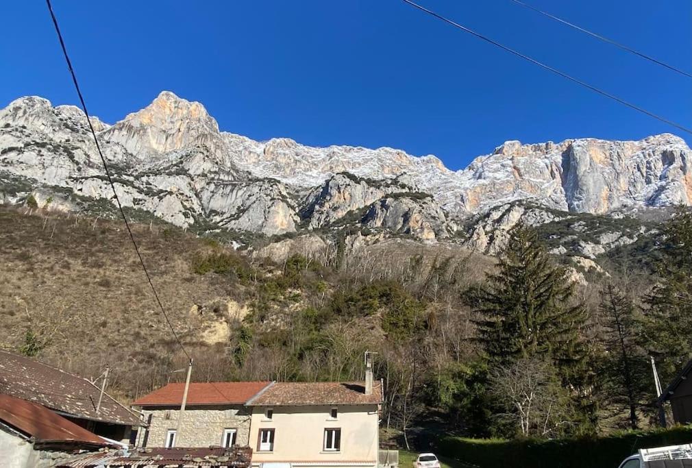 Entre La Montagne Et La Riviere Apartment Sinsat Luaran gambar