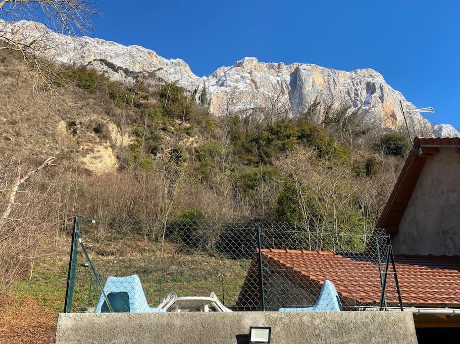 Entre La Montagne Et La Riviere Apartment Sinsat Luaran gambar