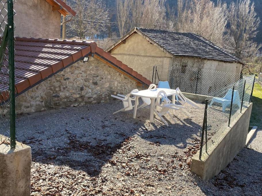 Entre La Montagne Et La Riviere Apartment Sinsat Luaran gambar